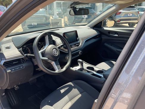 Used 2025 Nissan Altima 2.5 SV FWD image 10