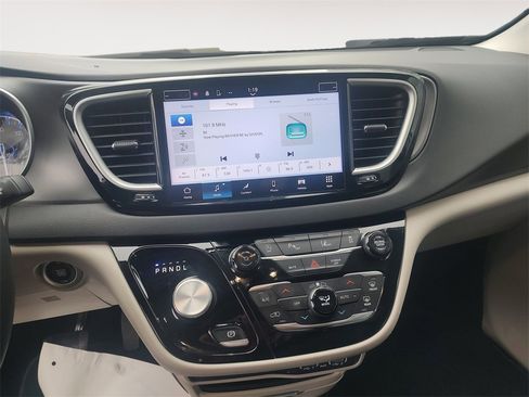 Used 2024 Chrysler Pacifica Touring-L image 11