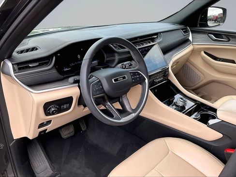 Used 2023 Jeep Grand Cherokee L Limited AWD/4WD image 15