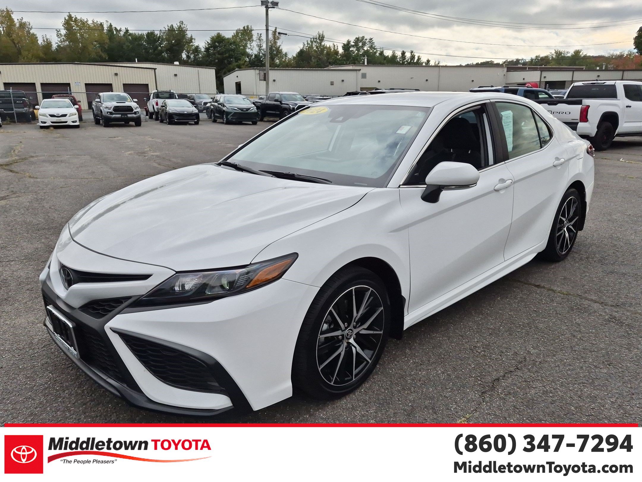 Used 2024 Toyota Camry SE w/ Cold Weather Package FWD image 7