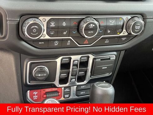 Used 2024 Jeep Gladiator Rubicon w/ Technology Group AWD/4WD image 29