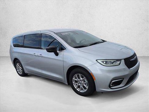 Used 2024 Chrysler Pacifica Touring-L image 3