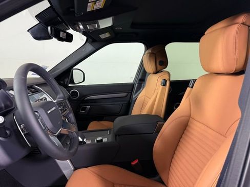 Certified 2025 Land Rover Discovery Dynamic SE image 5