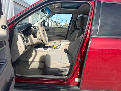 Used 2010 Ford Escape XLT AWD/4WD image 4