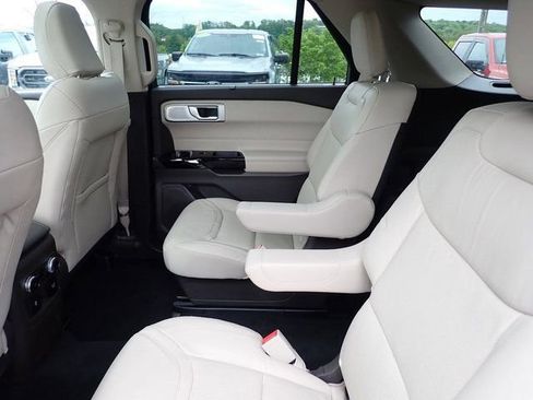 Used 2022 Ford Explorer Platinum w/ Technology Package AWD/4WD image 19