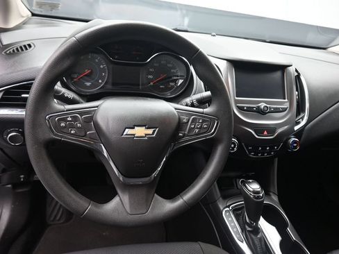 Used 2018 Chevrolet Cruze LT FWD image 15
