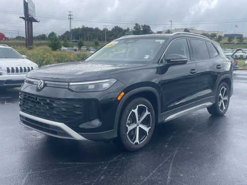 Certified 2026 Volkswagen Tiguan SE w/ Panoramic Sunroof Package FWD image 3