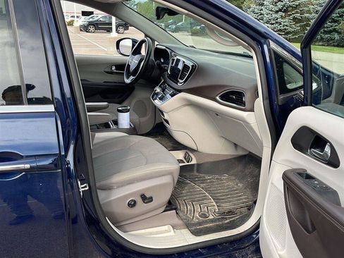 Used 2019 Chrysler Pacifica Touring Plus w/ Advanced Safetytec Group FWD image 18
