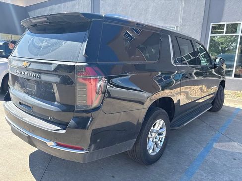 Used 2025 Chevrolet Suburban LT AWD/4WD image 5