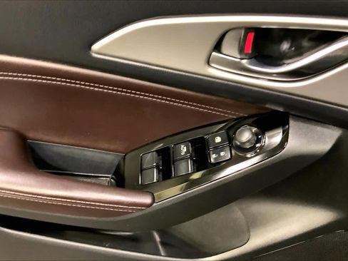 Used 2018 MAZDA MAZDA3 Touring image 33