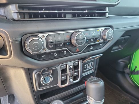 Certified 2025 Jeep Gladiator Sport AWD/4WD image 18