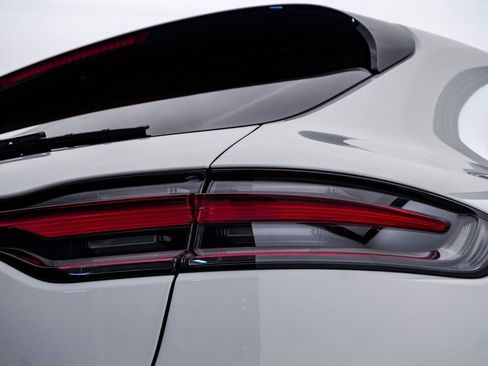 Certified 2025 Porsche Macan AWD/4WD image 12