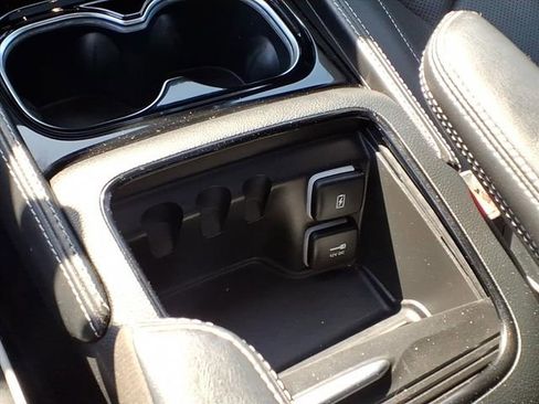Used 2025 Chrysler Pacifica Limited FWD image 26