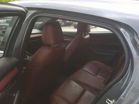 Used 2021 MAZDA MAZDA3 Hatchback w/Premium Plus Pkg image 9