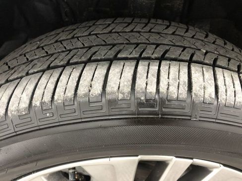 Used 2023 Toyota Venza Limited image 30