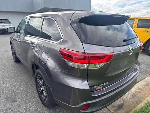 Used 2019 Toyota Highlander LE AWD/4WD image 6