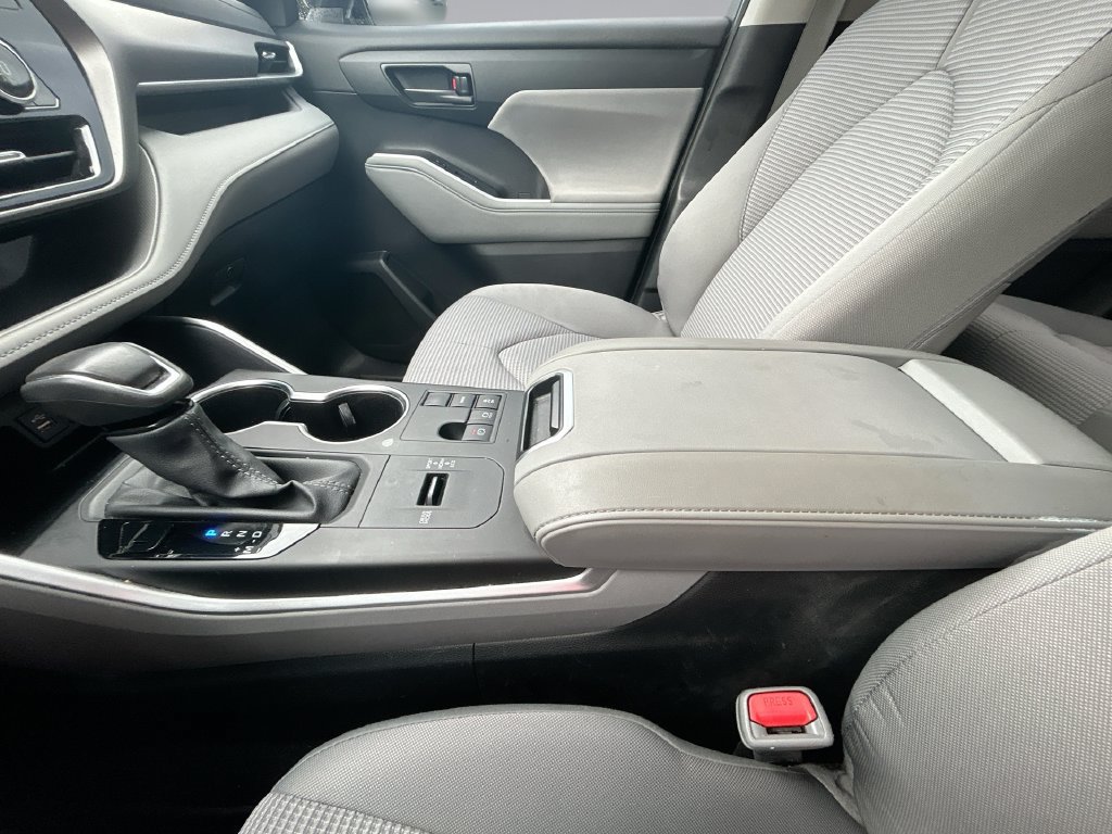 Used 2024 Toyota Highlander LE FWD image 27