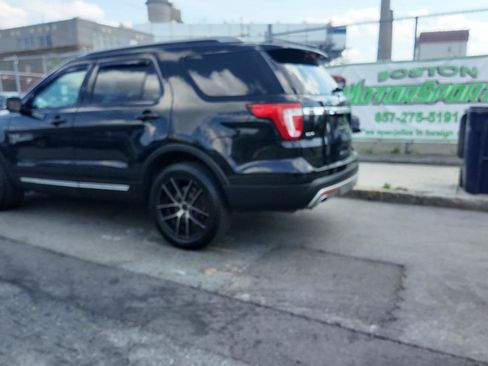 Used 2017 Ford Explorer XLT w/ Equipment Group 202A AWD/4WD image 4