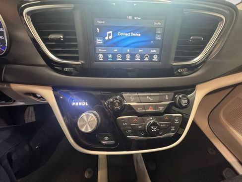 Used 2020 Chrysler Pacifica Touring-L FWD image 6