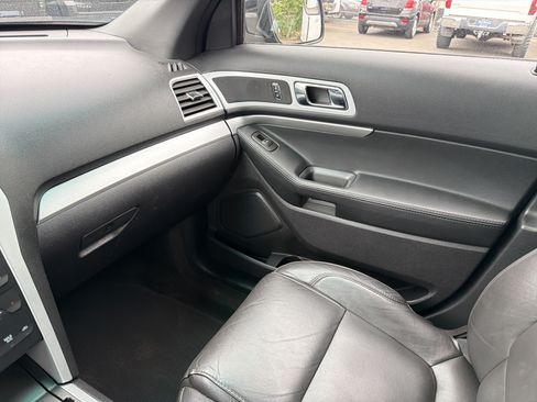 Used 2014 Ford Explorer XLT w/ Equipment Group 202A AWD/4WD image 23