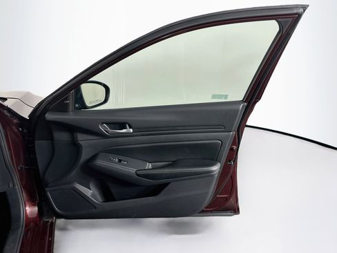 Used 2025 Nissan Altima 2.5 SV FWD image 29