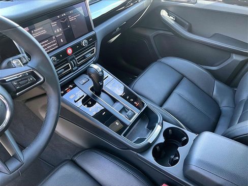 Certified 2025 Porsche Macan image 17
