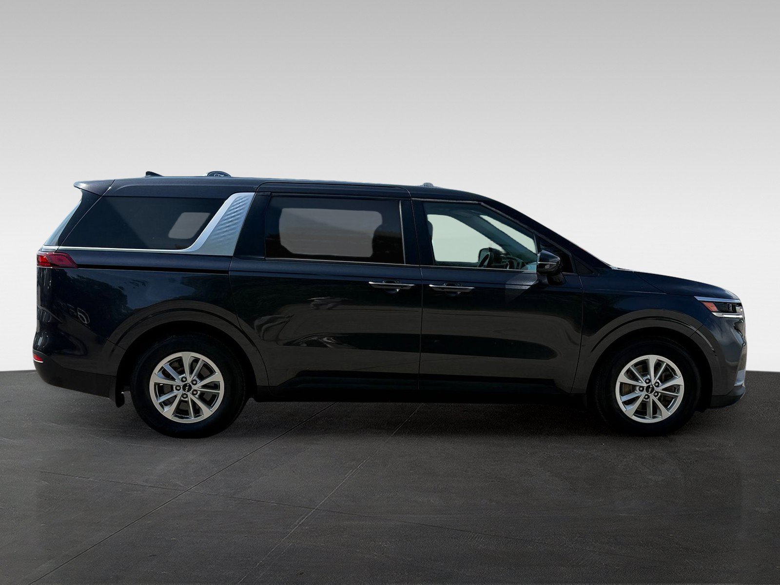 Used 2023 Kia Carnival LX FWD image 4