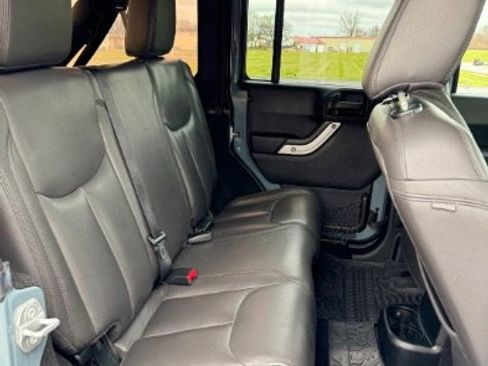 Used 2015 Jeep Wrangler Unlimited Rubicon w/ Connectivity Group image 24