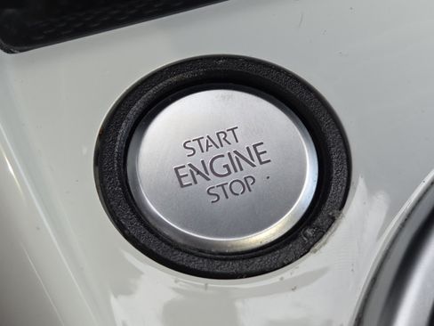 Used 2019 Volkswagen Beetle 2.0T SE FWD image 30
