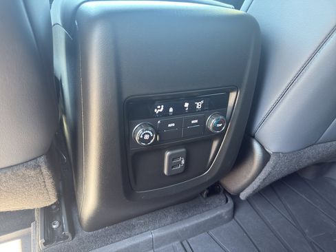 Used 2024 Buick Enclave Essence image 14