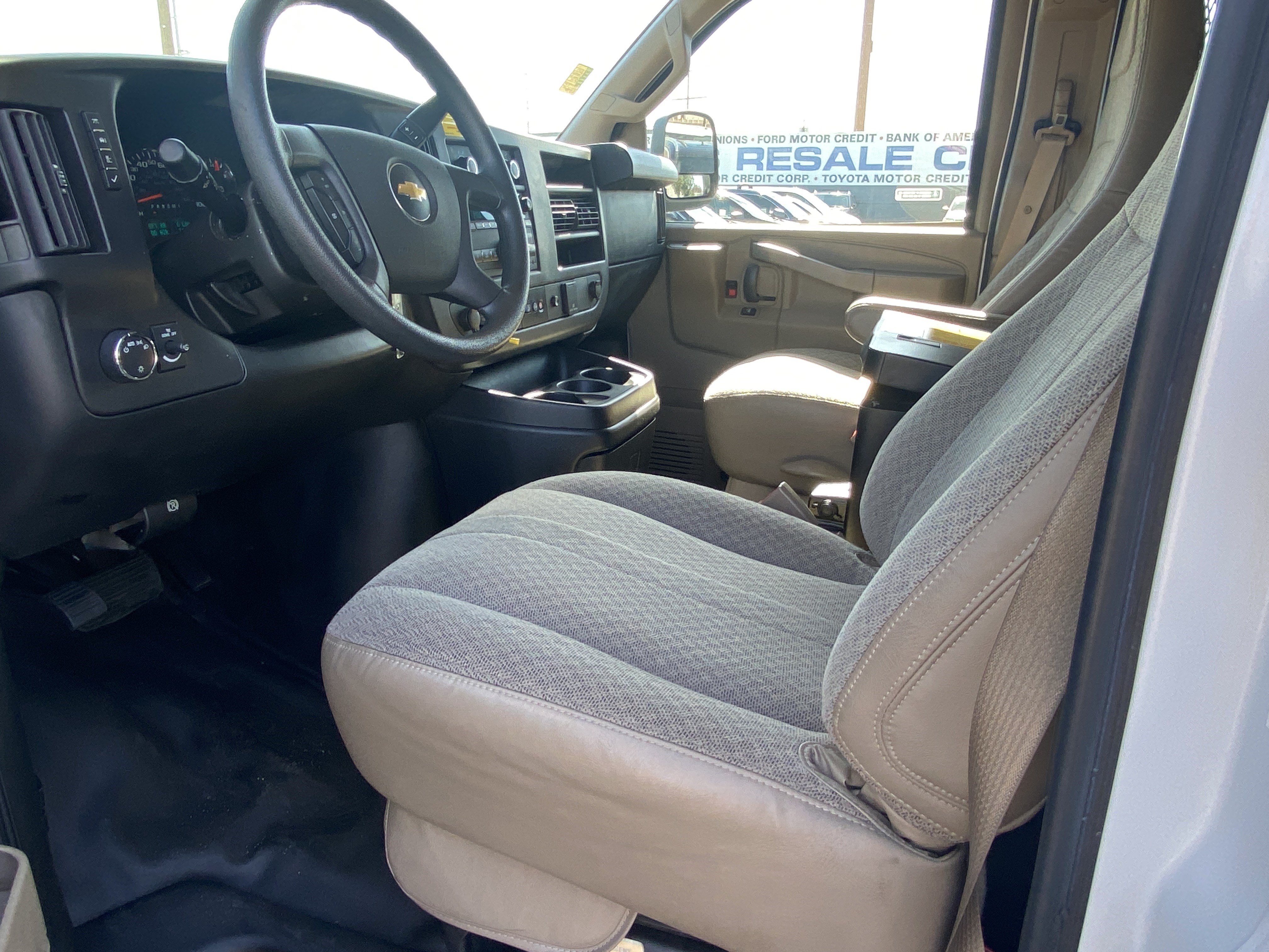 Used 2017 Chevrolet Express 2500 RWD image 15