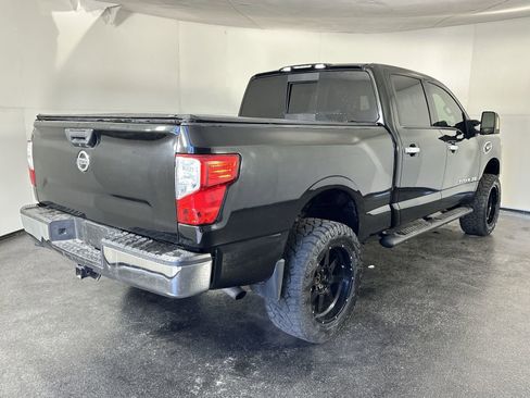 Used 2018 Nissan Titan SV image 11
