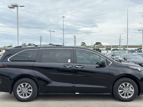 New 2026 Toyota Sienna XLE FWD image 6
