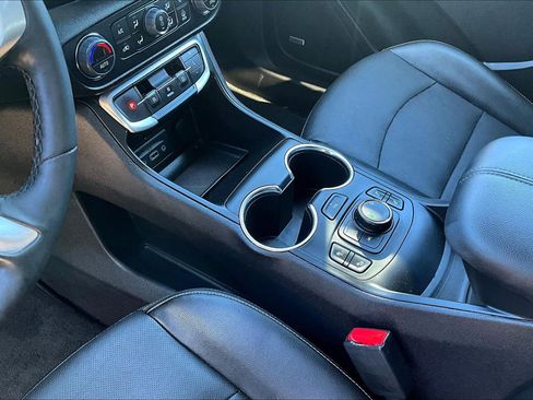 Used 2024 GMC Terrain SLT w/ Infotainment Package II image 10