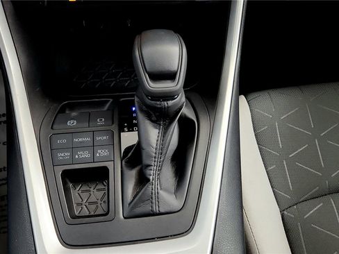 Used 2020 Toyota RAV4 XLE w/ Convenience Package image 26