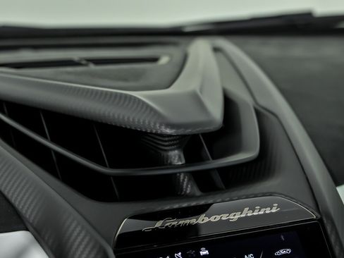 Used 2024 Lamborghini Revuelto image 38