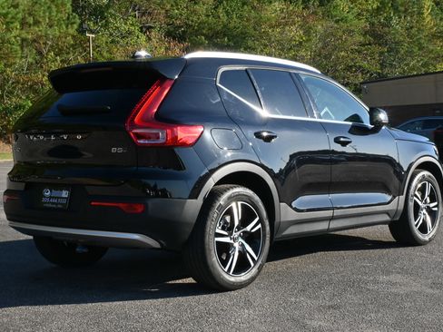 Used 2025 Volvo XC40 B5 Core image 9