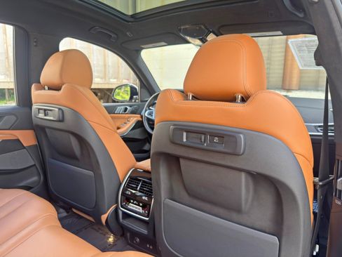 Used 2022 BMW X7 xDrive40i w/ M Sport Package AWD/4WD image 38