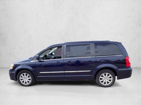 Used 2015 Chrysler Town & Country Touring FWD image 2