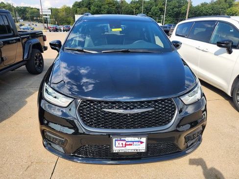 New 2026 Chrysler Pacifica Limited w/ S Appearance Package image 2