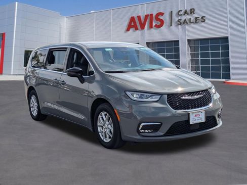 Used 2025 Chrysler Pacifica Select image 3