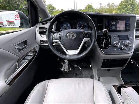 Used 2017 Toyota Sienna XLE w/ XLE Navigation Package FWD image 6