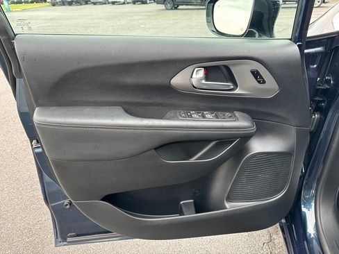 Used 2025 Chrysler Pacifica Select FWD image 30