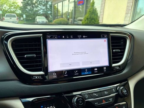Used 2023 Chrysler Pacifica Touring-L FWD image 31
