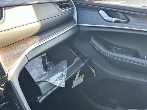 New 2025 Jeep Grand Cherokee L Limited image 19