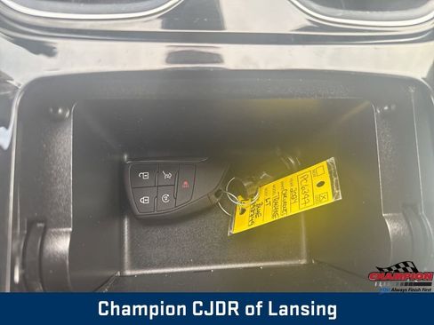 Used 2024 Chevrolet Traverse LT image 38