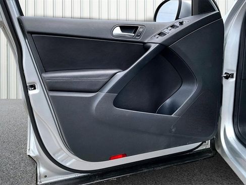 Used 2017 Volkswagen Tiguan S image 19