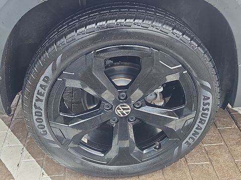 Used 2025 Volkswagen Taos SEL AWD/4WD image 29