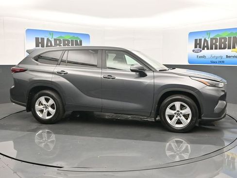 Used 2024 Toyota Highlander LE image 7