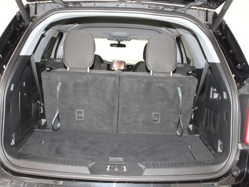 Used 2023 Ford Explorer XLT AWD/4WD image 14